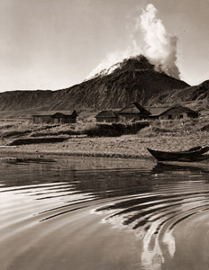 洞窟湖と昭和新山 [佐藤翠陽, カメラ毎日 1956年7月号より]のサムネイル画像