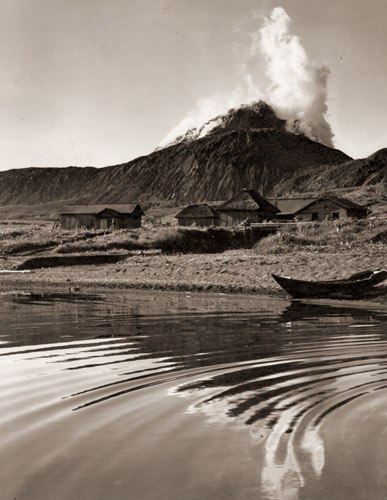 洞窟湖と昭和新山 [佐藤翠陽, カメラ毎日 1956年7月号より] パブリックドメイン画像 