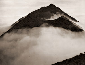 雲海の羅臼岳 [佐藤翠陽, カメラ毎日 1956年7月号より]のサムネイル画像