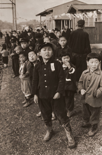 Untitled (Children Seeing off the Train) [ from Camera Mainichi July 1956]
