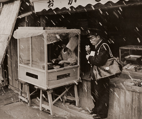 郵便さん [小谷貞広, カメラ毎日 1956年7月号より] パブリックドメイン画像 