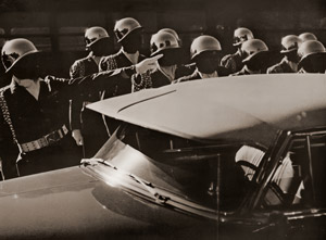 輝ける武装 [山本英, カメラ毎日 1956年7月号より]のサムネイル画像