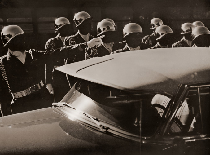 輝ける武装 [山本英, カメラ毎日 1956年7月号より] パブリックドメイン画像 