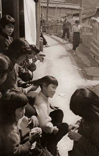 真浦の子供 [真継不二夫, カメラ毎日 1956年7月号より] パブリックドメイン画像 