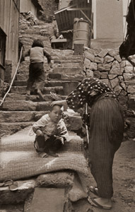 坊やの散髪（家島にて） [真継不二夫, カメラ毎日 1956年7月号より]のサムネイル画像