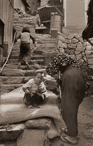 坊やの散髪（家島にて） [真継不二夫, カメラ毎日 1956年7月号より] パブリックドメイン画像 
