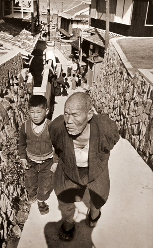 老漁夫（坊勢島にて） [真継不二夫, カメラ毎日 1956年7月号より] パブリックドメイン画像 