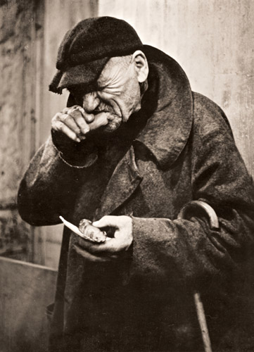 ホットドッグを食べる老人 [エドワルド・レンナー, カメラ毎日 1956年7月号より] パブリックドメイン画像 