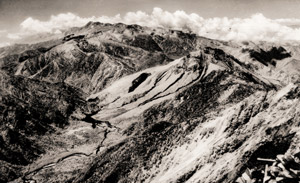 焼岳俯瞰 [山内善一, 1954年, アサヒカメラ 1954年2月号より]のサムネイル画像