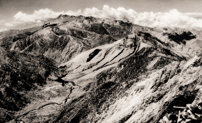 焼岳俯瞰 [山内善一, 1954年, アサヒカメラ 1954年2月号より] パブリックドメイン画像 