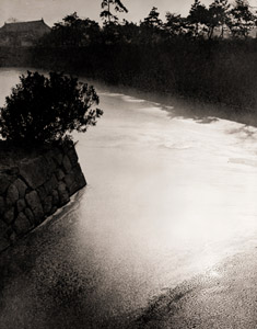 凍る内堀（一ツ橋にて） [山田広次, アサヒカメラ 1954年2月号より]のサムネイル画像