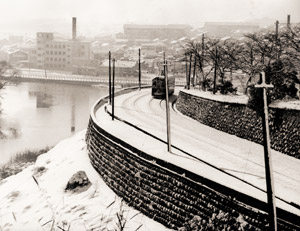 雪の外堀（赤坂見付を望む） [山田広次, アサヒカメラ 1954年2月号より]のサムネイル画像