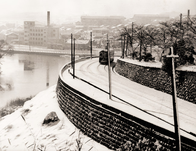 雪の外堀（赤坂見付を望む） [山田広次, アサヒカメラ 1954年2月号より] パブリックドメイン画像 