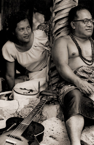 カナカ族の家族 [真継不二夫, アサヒカメラ 1954年2月号より] パブリックドメイン画像 