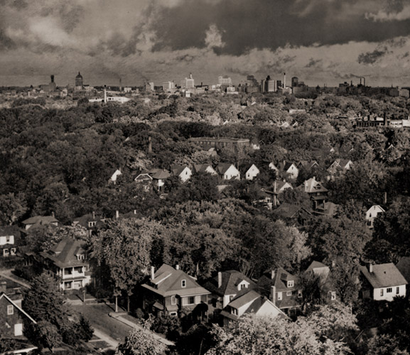 ロチェスター市遠望 [アンセル・アダムス, アサヒカメラ 1954年2月号より] パブリックドメイン画像 