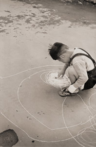 路上で遊んでる子 [渋谷喜一, 1953年, アサヒカメラ 1954年2月号より]のサムネイル画像