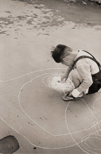 路上で遊んでる子 [渋谷喜一, 1953年, アサヒカメラ 1954年2月号より] パブリックドメイン画像 