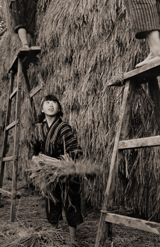 農村の子 [山田照夫, 1953年, アサヒカメラ 1954年2月号より] パブリックドメイン画像 
