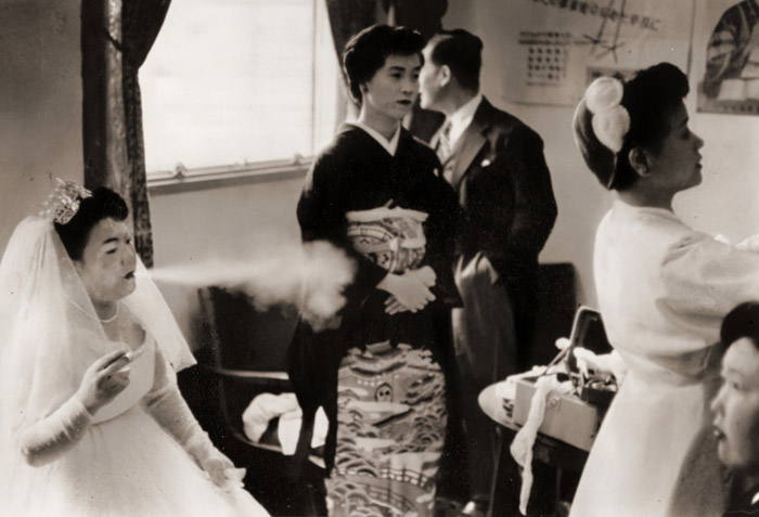 控室の花嫁 #1 [新居義久, ARS CAMERA 1954年12月号より] パブリックドメイン画像 