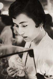 ショーケースを見る女 [倉重恒吉, ARS CAMERA 1954年12月号より]のサムネイル画像