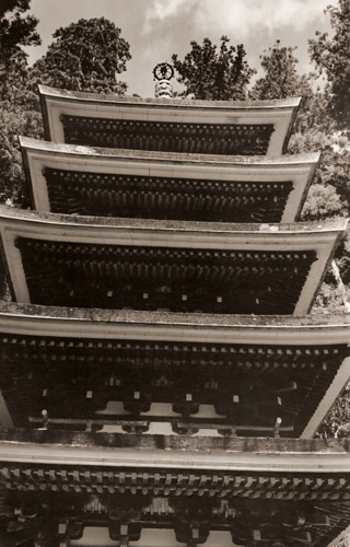 五重塔 [土門拳, ARS CAMERA 1954年12月号より] パブリックドメイン画像 