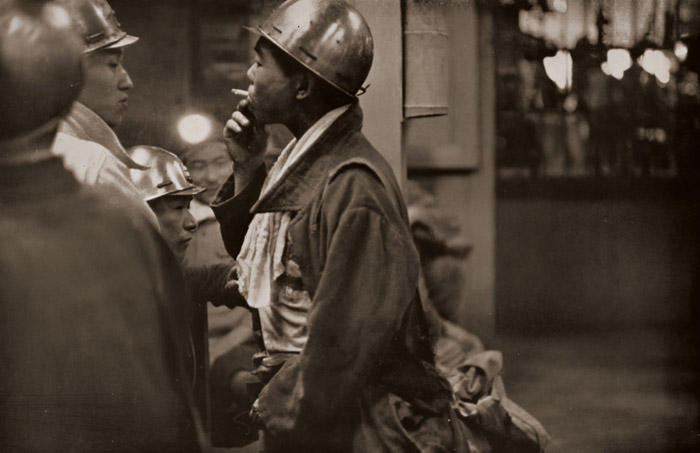 炭鉱にて #3 [三堀家義, ARS CAMERA 1954年12月号より] パブリックドメイン画像 