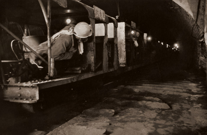 炭鉱にて #2 [三堀家義, ARS CAMERA 1954年12月号より] パブリックドメイン画像 