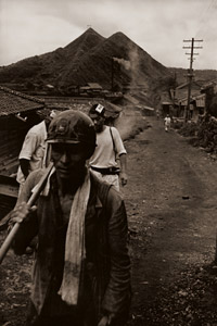炭鉱にて #1 [田沼武能, ARS CAMERA 1954年12月号より]のサムネイル画像