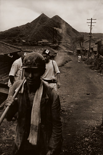 炭鉱にて #1 [田沼武能, ARS CAMERA 1954年12月号より] パブリックドメイン画像 