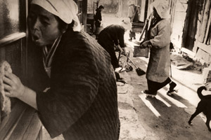 朝の清掃 [中川正三, ARS CAMERA 1954年12月号より]のサムネイル画像