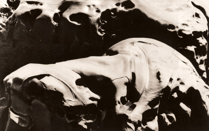 浸蝕された岩 [河野徹, ARS CAMERA 1954年12月号より] パブリックドメイン画像 