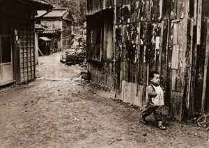 A Child in Sakatejima [Yosuke Azuma,  from ARS CAMERA December 1954] Thumbnail Images