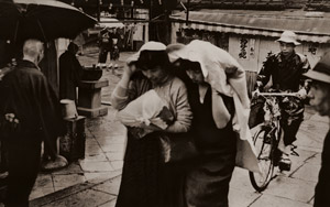 Hozenji Yokocho in the Rain [Yoichi Midorikawa,  from ARS CAMERA December 1954] Thumbnail Images