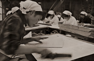 折本工場の人々 [渡辺義雄, ARS CAMERA 1954年12月号より]のサムネイル画像
