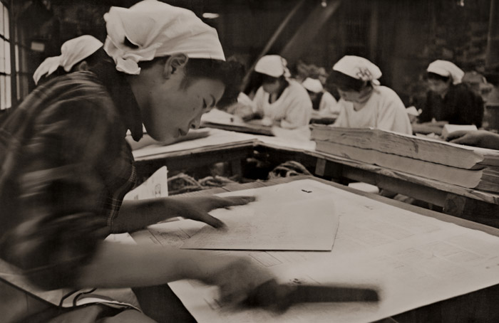 折本工場の人々 [渡辺義雄, ARS CAMERA 1954年12月号より] パブリックドメイン画像 