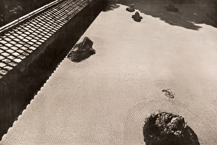 石庭（京都竜安寺） [福田勝治, ARS CAMERA 1954年12月号より] パブリックドメイン画像 