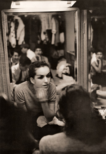 楽屋の鏡 [三堀家義, ARS CAMERA 1954年12月号より] パブリックドメイン画像 