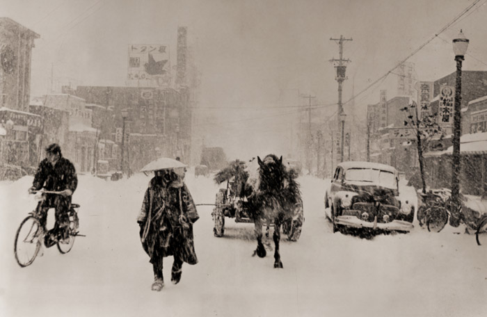 雪降り [工藤正市, ARS CAMERA 1954年12月号より] パブリックドメイン画像 