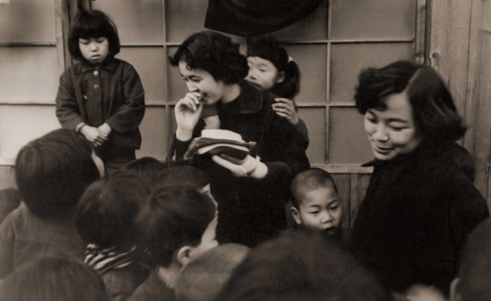 子供会の校長さん [川田喜久治, ARS CAMERA 1954年12月号より] パブリックドメイン画像 