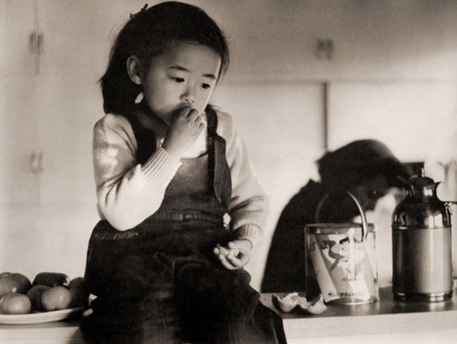 私のココチャン （台所で） [大束元, ARS CAMERA 1954年12月号より] パブリックドメイン画像 