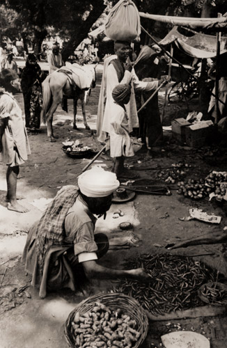 田舎の市場 [阿部展也, ARS CAMERA 1954年12月号より] パブリックドメイン画像 