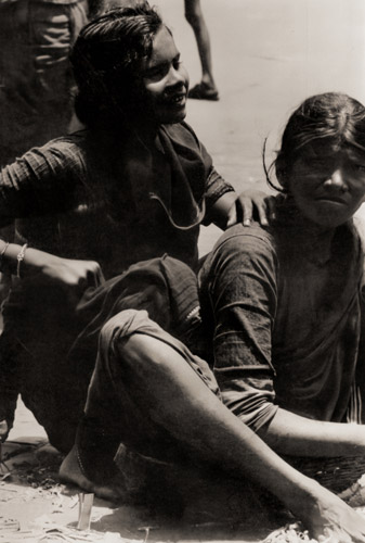 Gujarat Peasant Women [Nobuya Abe,  from ARS CAMERA December 1954]