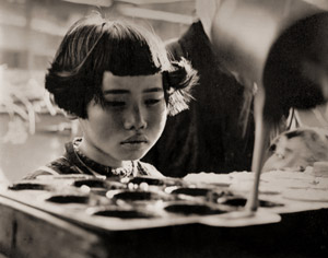 Girl Staring [Keikichi Takahashi,  from ARS CAMERA December 1954] Thumbnail Images