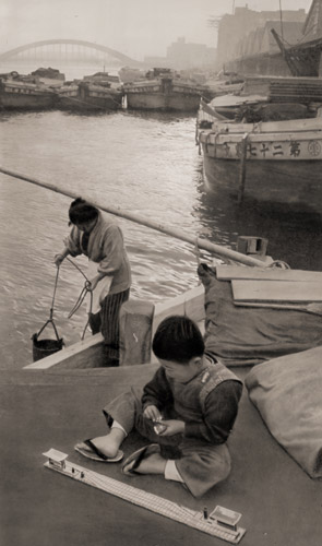 ダルマ船の子供たち（電車のおもちゃで遊ぶ子供） [渡部雄吉, ARS CAMERA 1954年12月号より] パブリックドメイン画像 