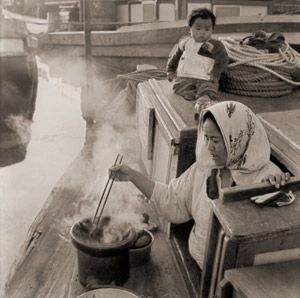 Children Who Lives on the Water (Dinner Preparation) [Yukichi Watanabe,  from ARS CAMERA December 1954] Thumbnail Images