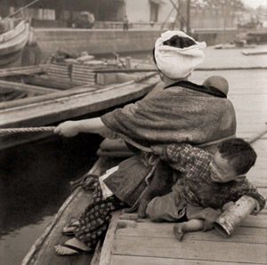 ダルマ船の子供たち（ロープを引く母親と男の子） [渡部雄吉, ARS CAMERA 1954年12月号より]のサムネイル画像