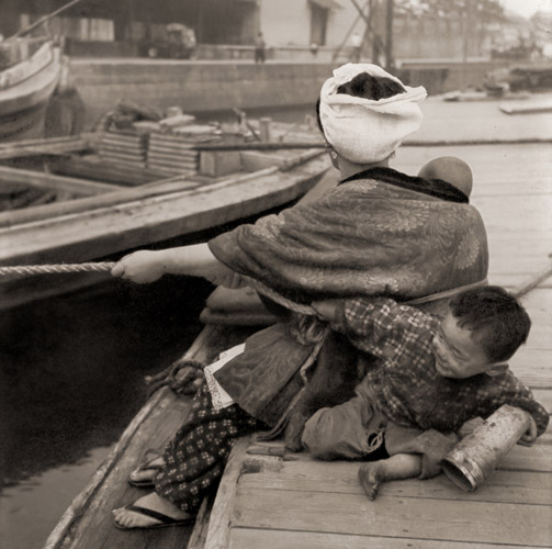 ダルマ船の子供たち（ロープを引く母親と男の子） [渡部雄吉, ARS CAMERA 1954年12月号より] パブリックドメイン画像 