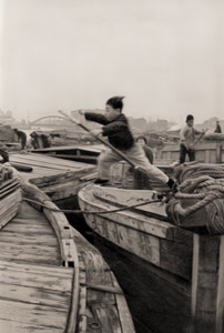 ダルマ船の子供たち（舟からジャンプする男の子） [渡部雄吉, ARS CAMERA 1954年12月号より]のサムネイル画像