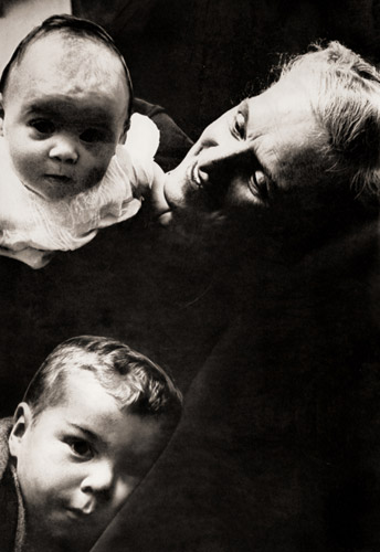 家族の肖像 [ラリー・フリード, ARS CAMERA 1954年12月号より] パブリックドメイン画像 