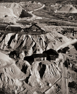 Potter’s Clay Mining Place [Tatsuo Kondo,  from ARS CAMERA December 1954] Thumbnail Images